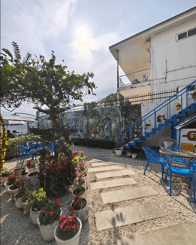 HideOut Cafe (Rishikesh)