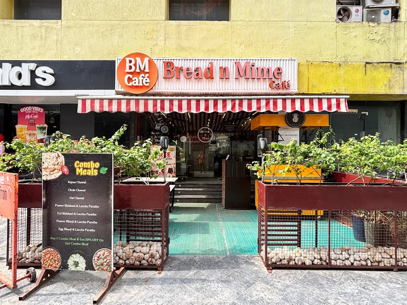 Bread n Mime Café (Agra)