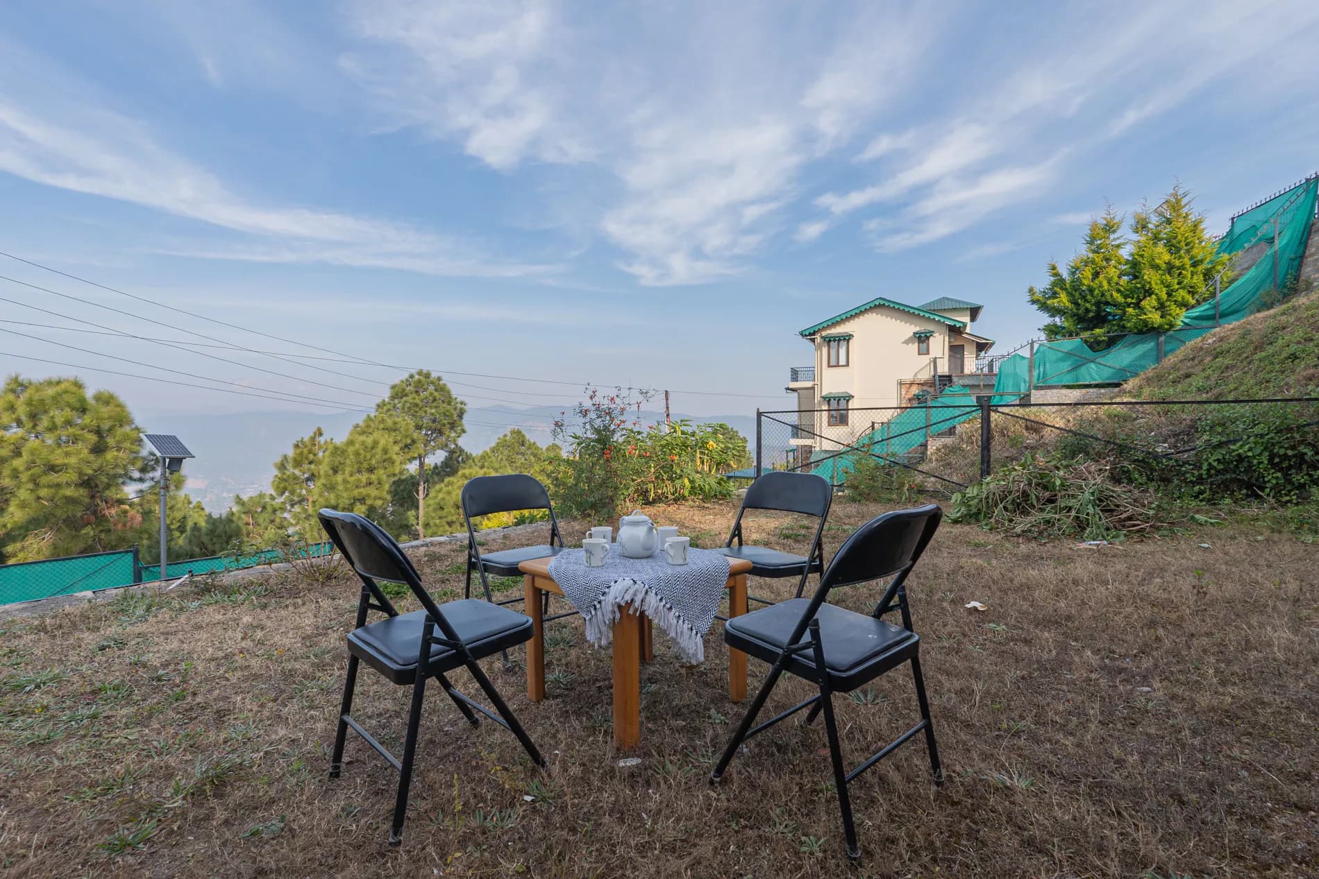 SnowPeak Villa 3-BHK Pet-friendly Hideaway with Hill Views - Three-Bedroom Villa