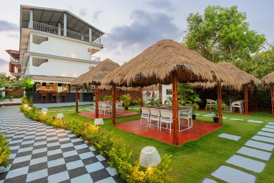 Gracias Bleu | 1-Room Retreat With Sea Views, Common Pool, & Restro Close to Ashwem Beach