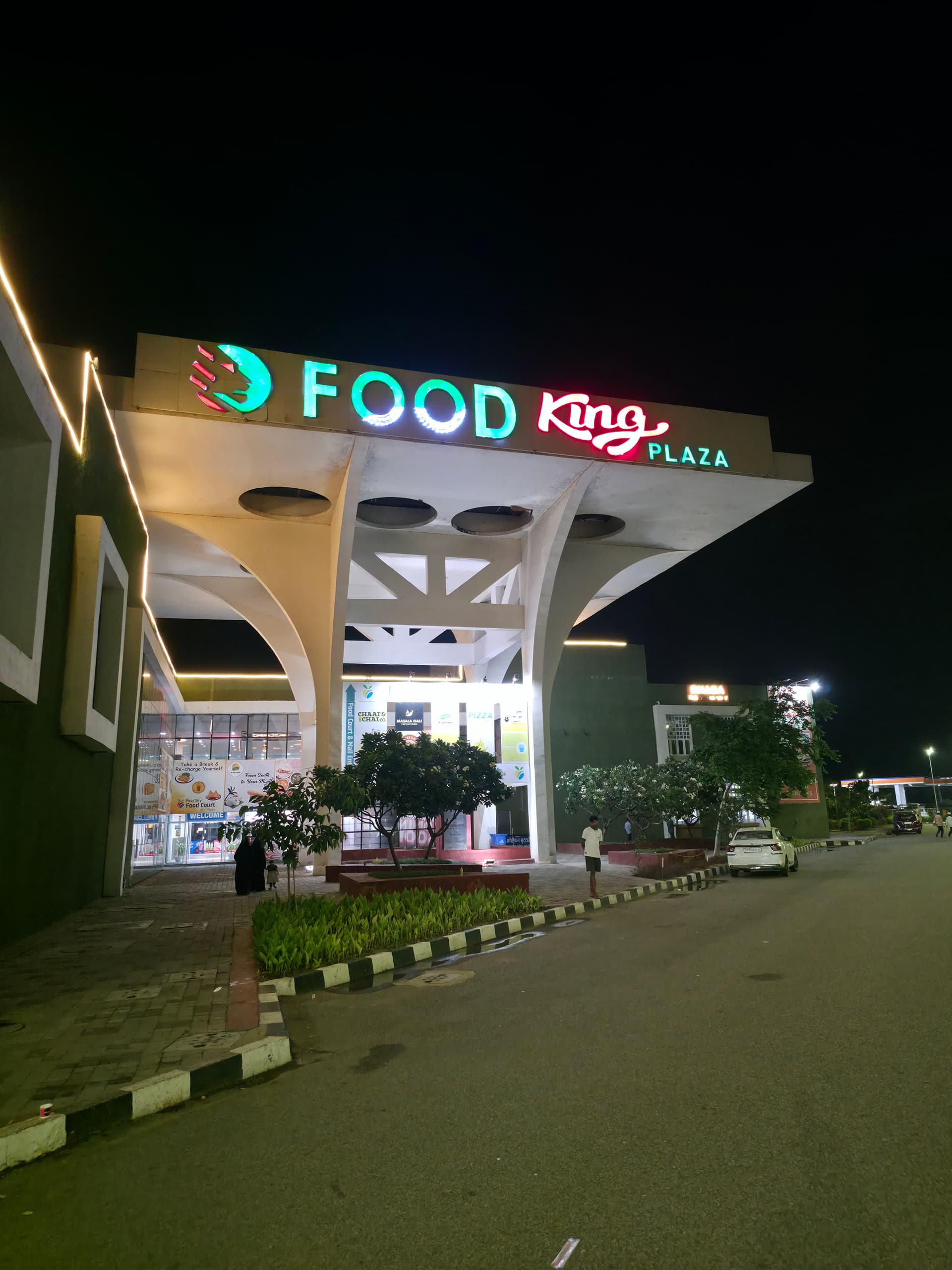 Food King Plaza at the Yamuna Expressway rest area