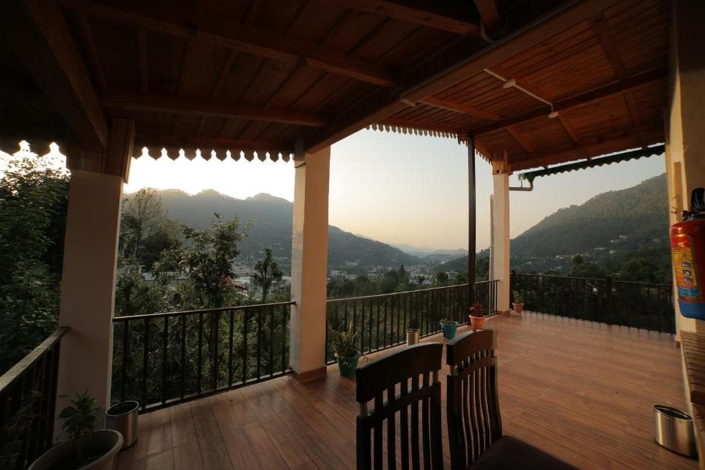 The Wooden Umbrella Near Kaichi Dhaam - Deluxe Double Room with Balcony (Harinagar Chanddeva)