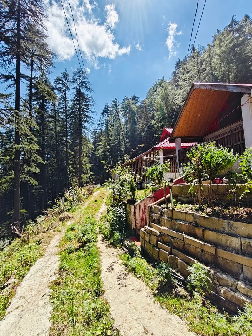 Misty mountain cottage (Gadakufri)