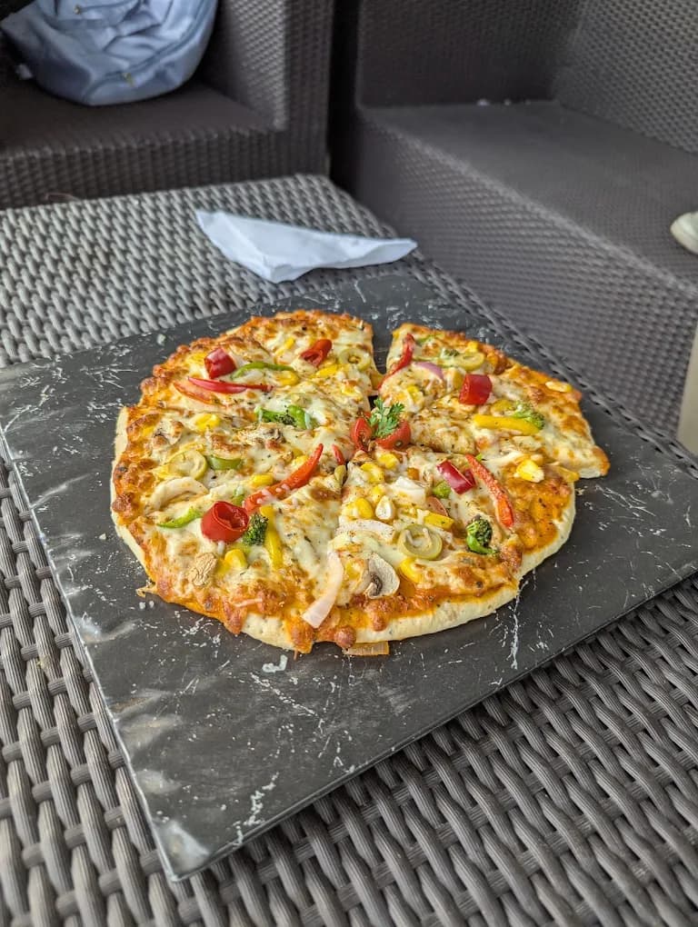 Dusk & Dawn Cafe & Lounge Kasauli (Garkhal)
