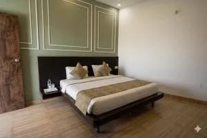 Gharonda Manor  Best Luxury Stay ISBT (Dehradun)