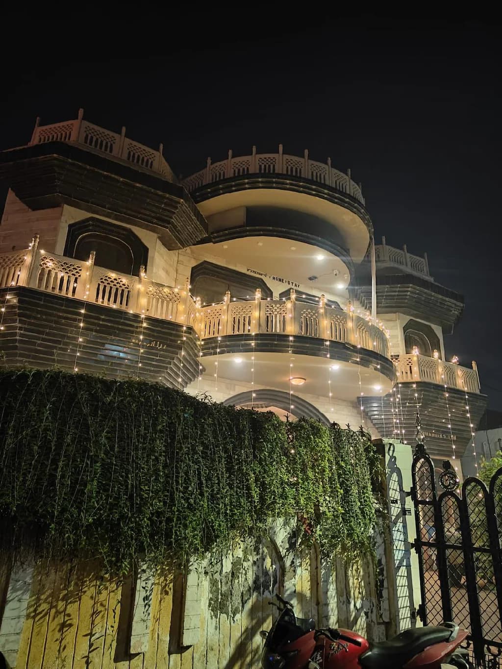 Naari Hotel & Home Stay