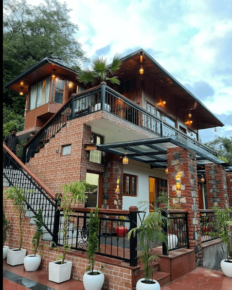 The Hillside House - by A Dog Story