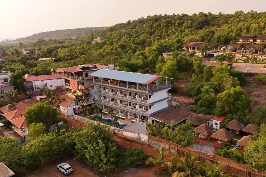 Gracias Bleu | 1-Room Retreat With Sea Views, Common Pool, & Restro Close to Ashwem Beach