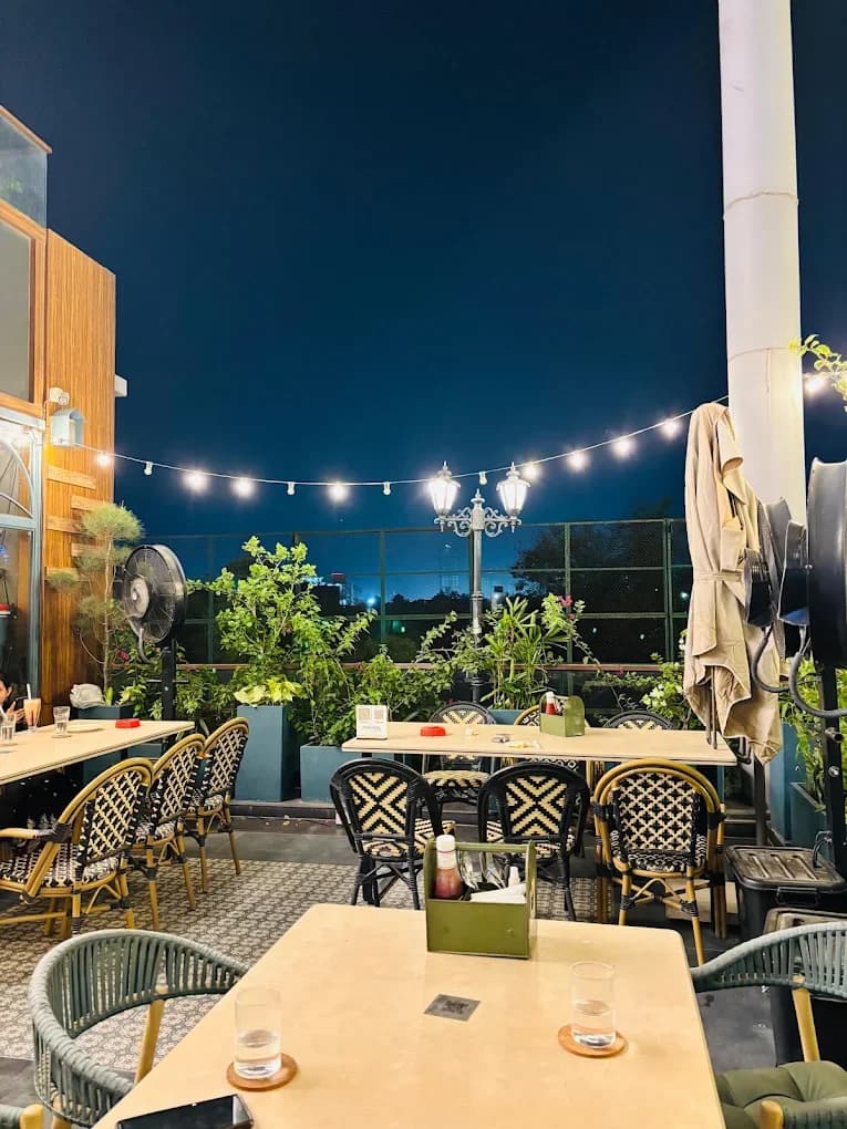 RoadHouse Cafe and Bar (Greater Noida)