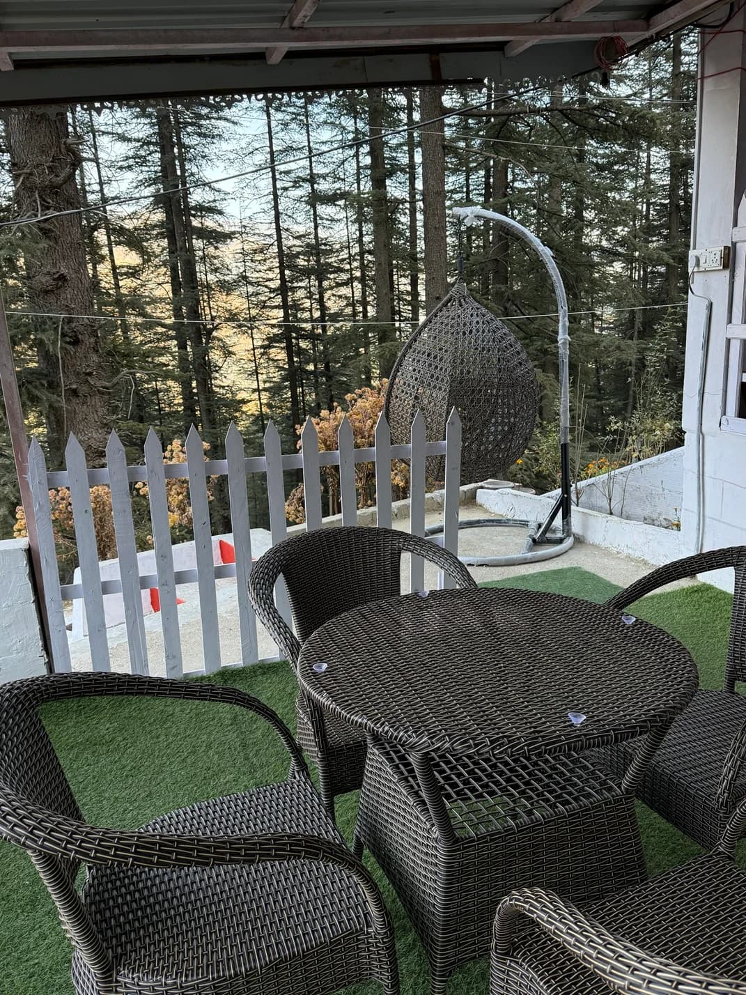 Misty mountain cottage (Gadakufri)