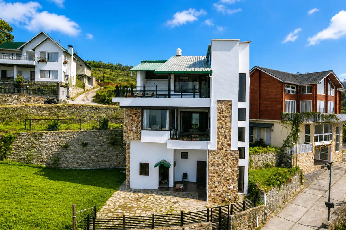 SnowPeak Villa 3-BHK Pet-friendly Hideaway with Hill Views - Three-Bedroom Villa