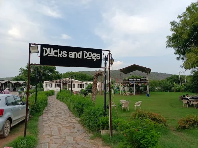 Ducks and Dogs Cafe (Garat Pur Bas)