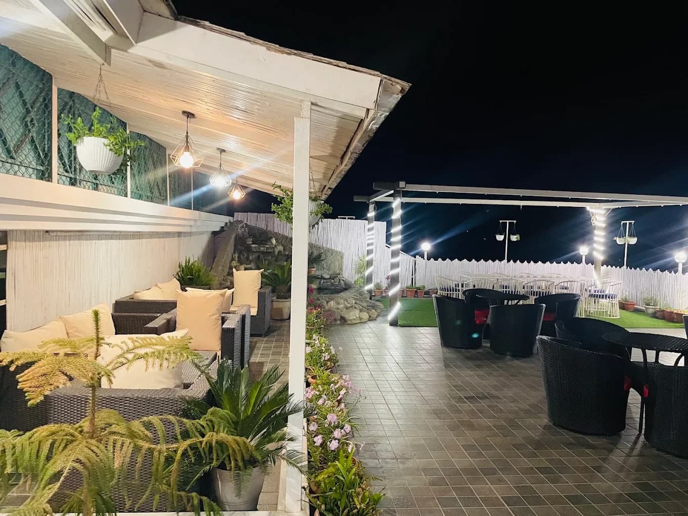 Dusk & Dawn Cafe & Lounge Kasauli (Garkhal)