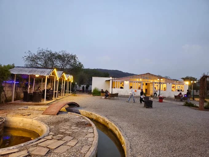 Ducks and Dogs Cafe (Garat Pur Bas)