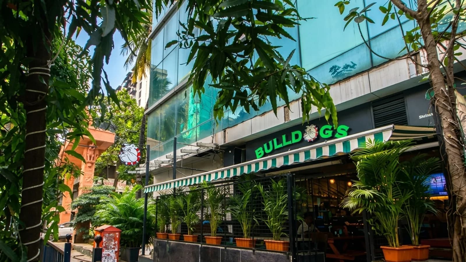 Bulldog’s Café & Bar
