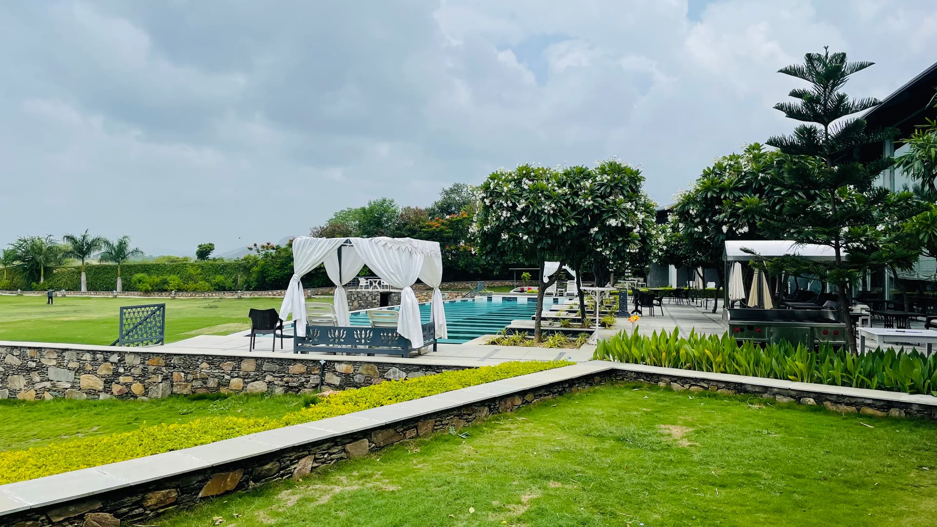 TatSaraasa Resort & Spa (Lakhawali)