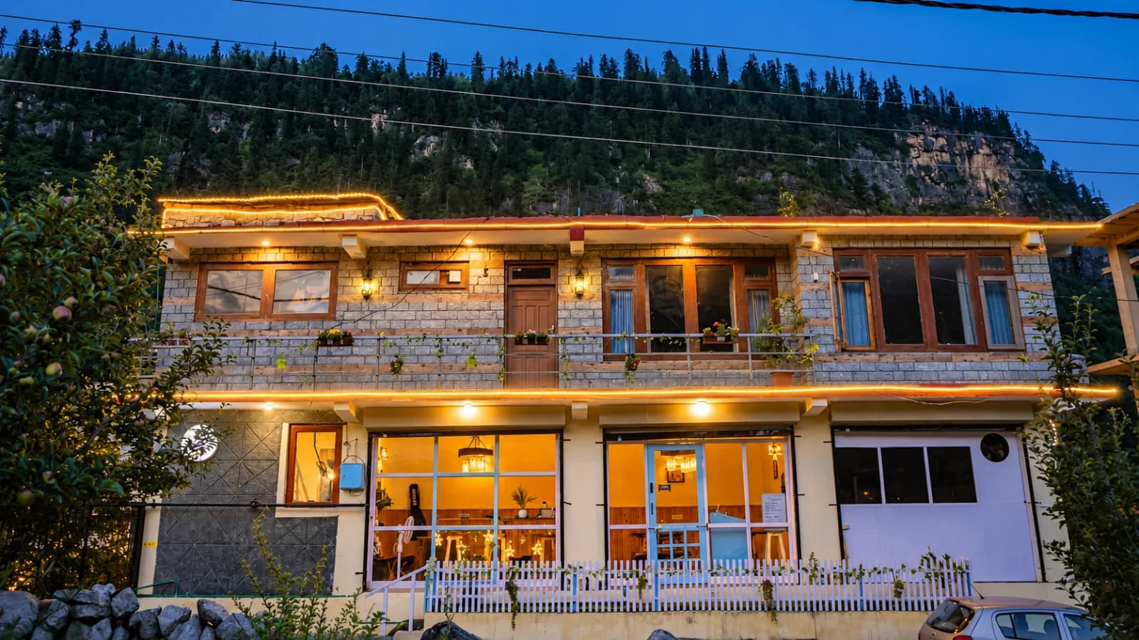 Ara Homestay (Burwa)