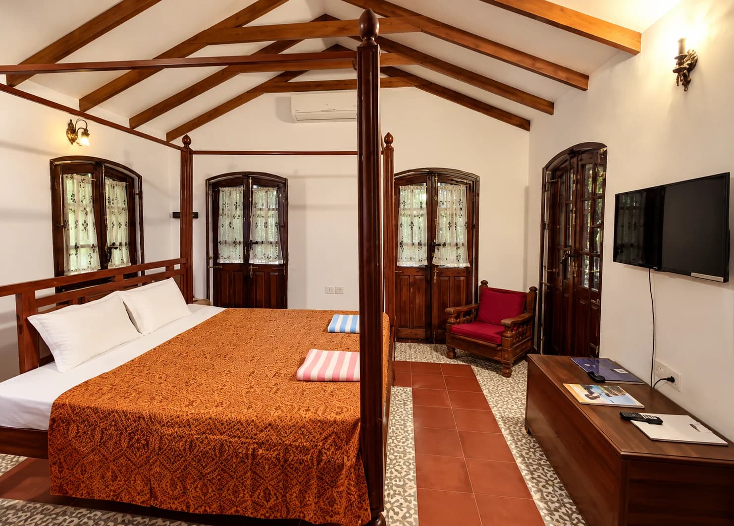 Quinta Margarida Beach-side Traditional Villa home stay (Candolim)
