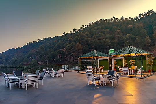 Hampstead Residences Lohanji Kasauli - Premium Homestay near Kasauli