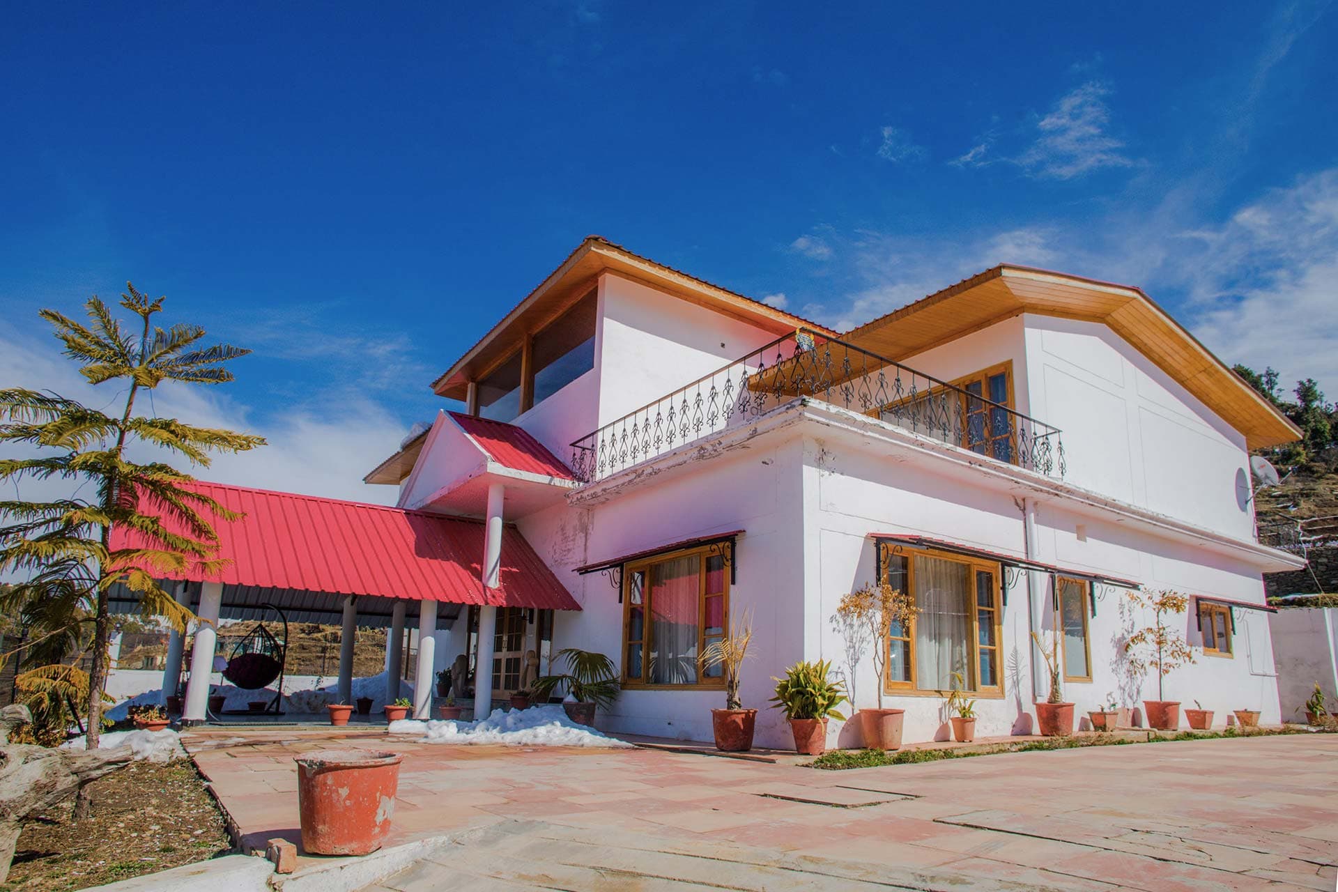 StayVista at Amala - Kanatal | 6 BHK Premium Villa (Tehri Range)
