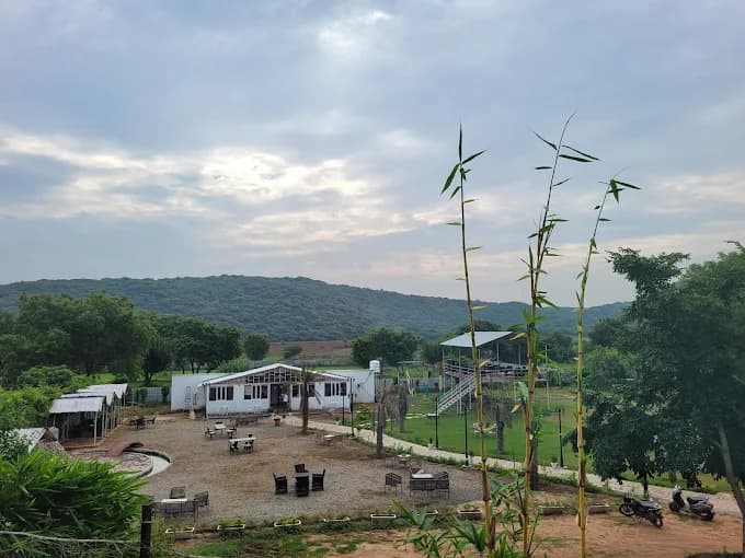 Ducks and Dogs Cafe (Garat Pur Bas)