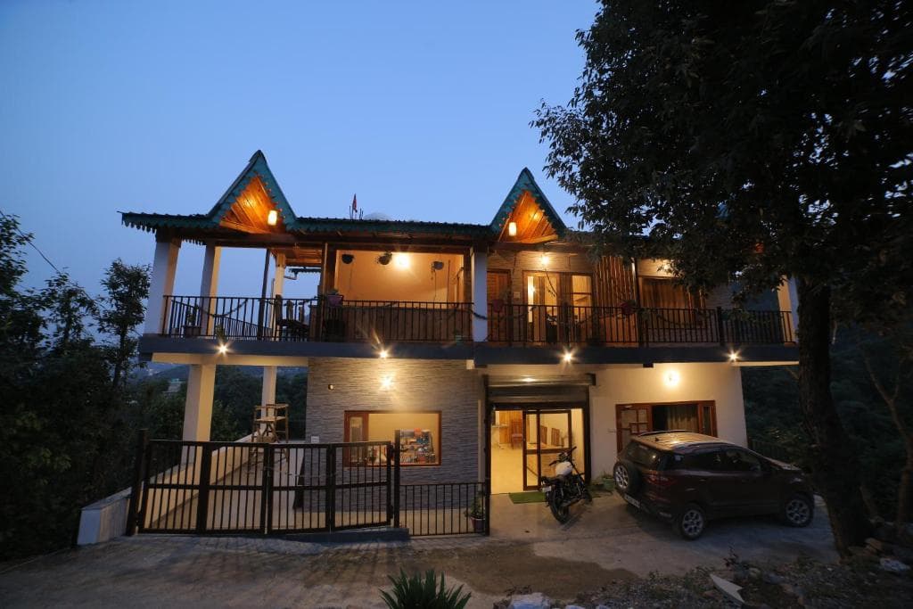 The Wooden Umbrella Near Kaichi Dhaam - Deluxe Double Room with Balcony (Harinagar Chanddeva)