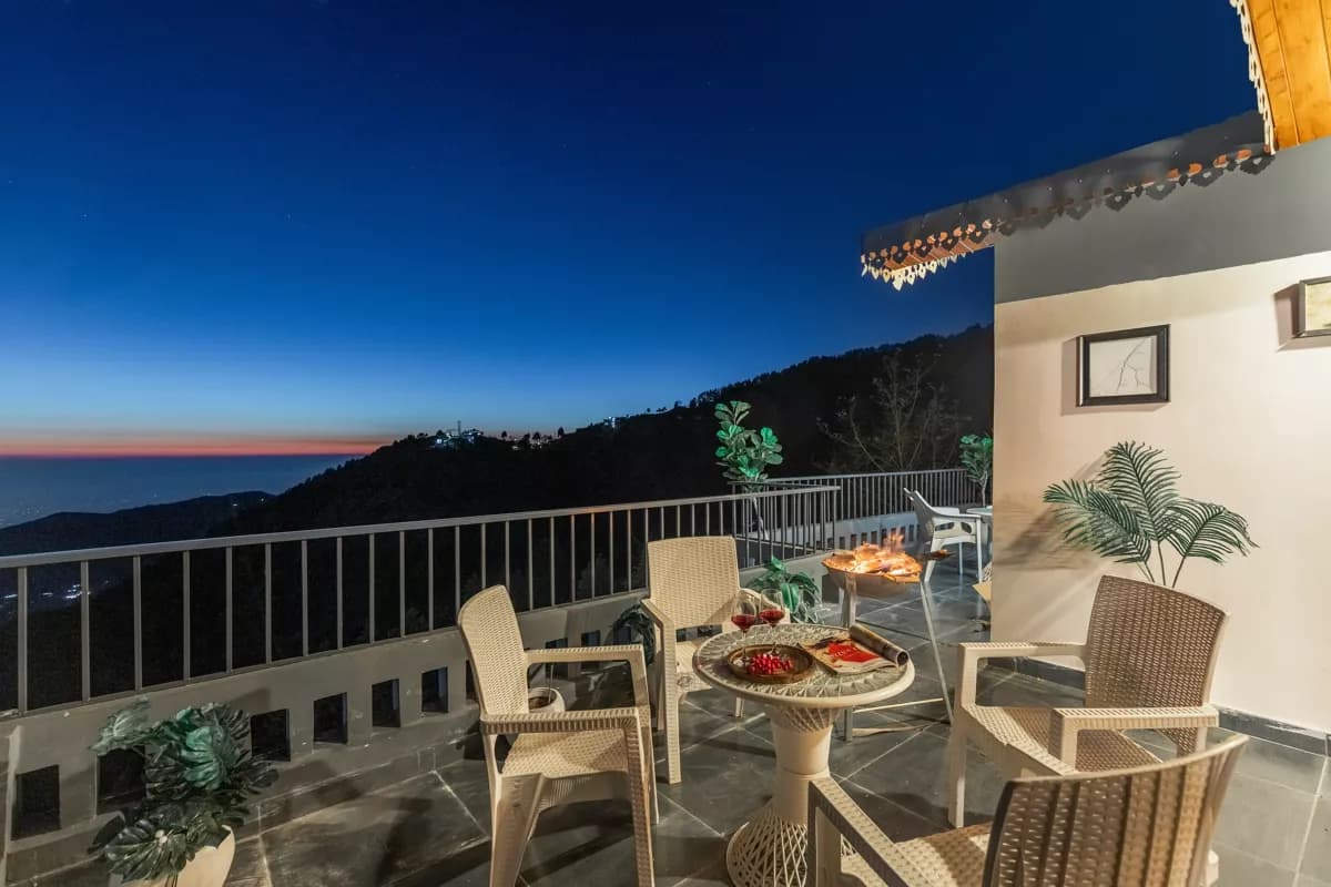 Alaya Stays Evara Serene Pet-friendly 4-BHK Hill Retreat With Balcony, Fireplace & Scenic Views - Entire Place