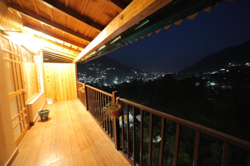 The Wooden Umbrella Near Kaichi Dhaam - Deluxe Double Room with Balcony (Harinagar Chanddeva)