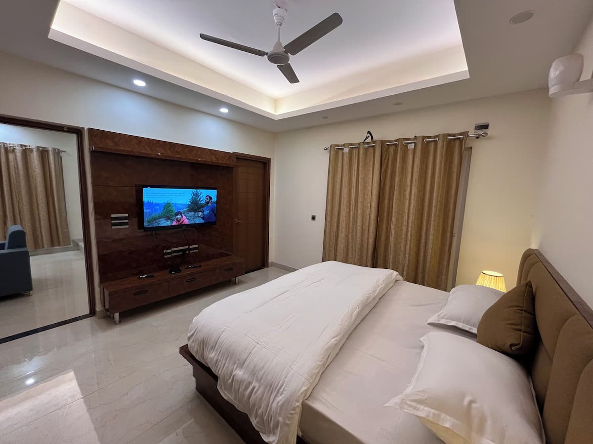 Vrinda haven Elegant Villa Near Major Temples | Peaceful Stay | pet friendly