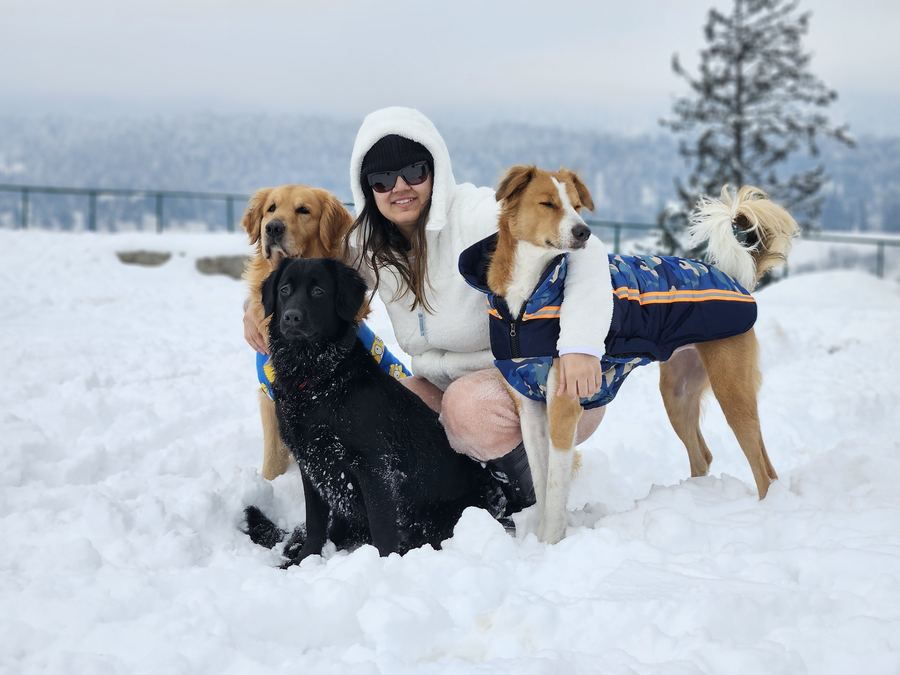 Ekta Sikarwar with Apple, Captain and Kimchi in the snow